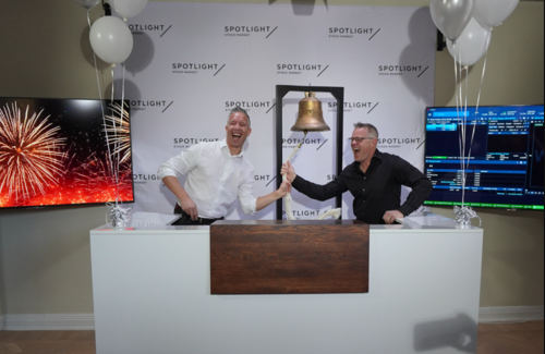 Första dag för handel i White Pebbles